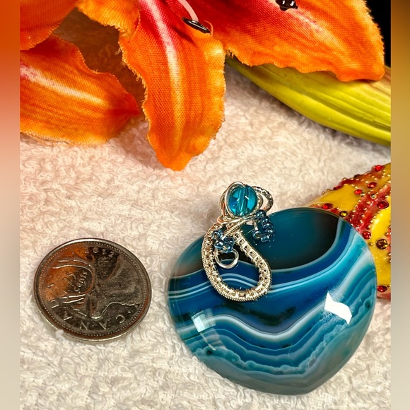 💙stunning blue striped agate heart, wire wrapped artisan pendant - Picture 5 of 9